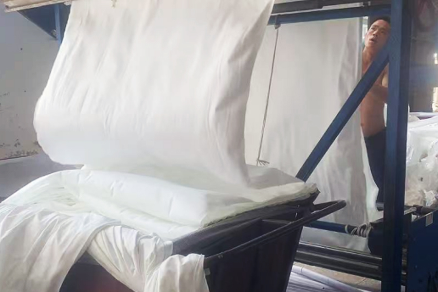 Tvornička proizvodnja bojanja - preokretna površina sive tkanine