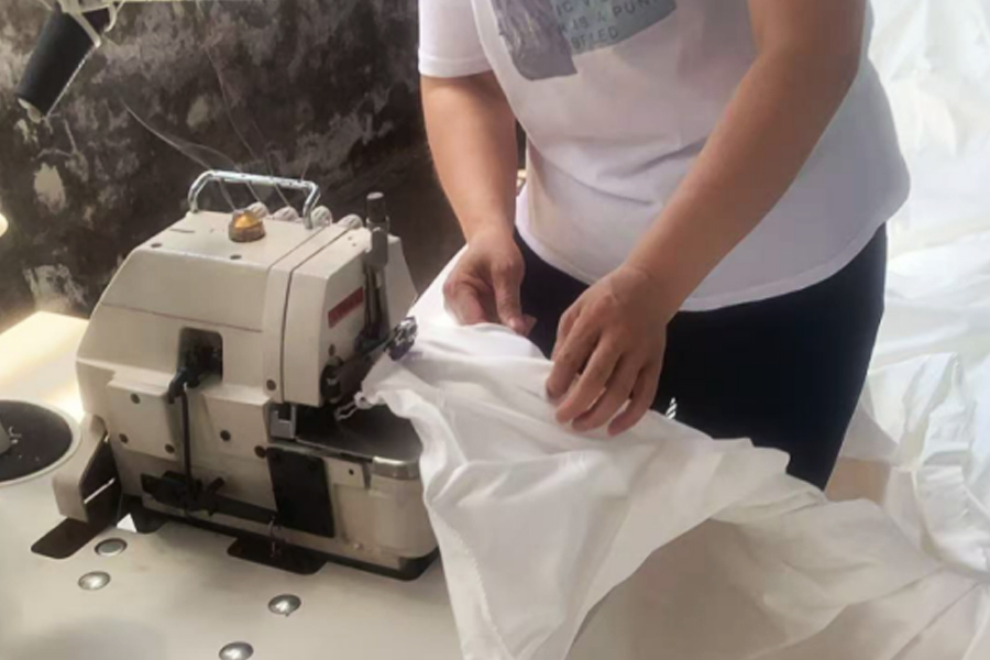 Tvornička proizvodnja bojanja - područje glave za šivanje sive tkanine